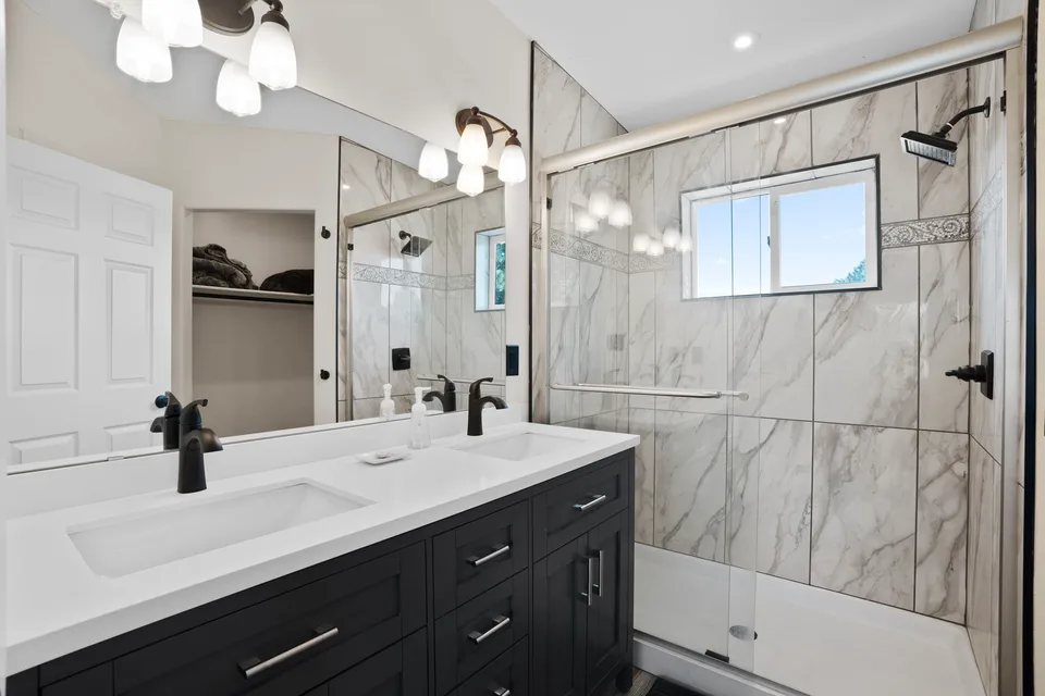 Crisp contrast in the bathroom